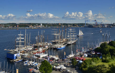 Die Traditionssegler von TSC am Anleger in der Kieler Förde