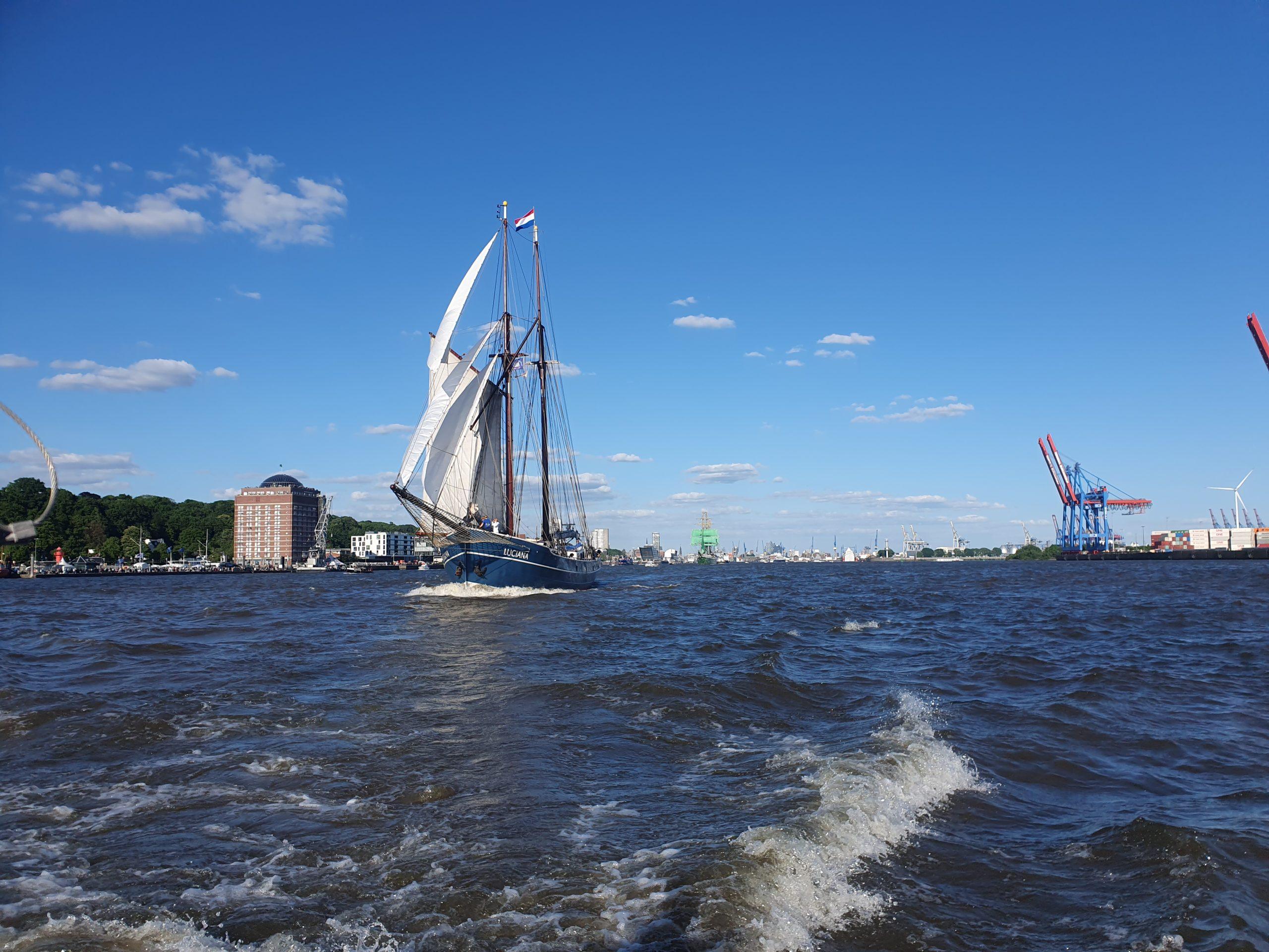 Segeln auf einem Schiff von Traditional Sailing Charter beim Hamburger Hafengeburtstag