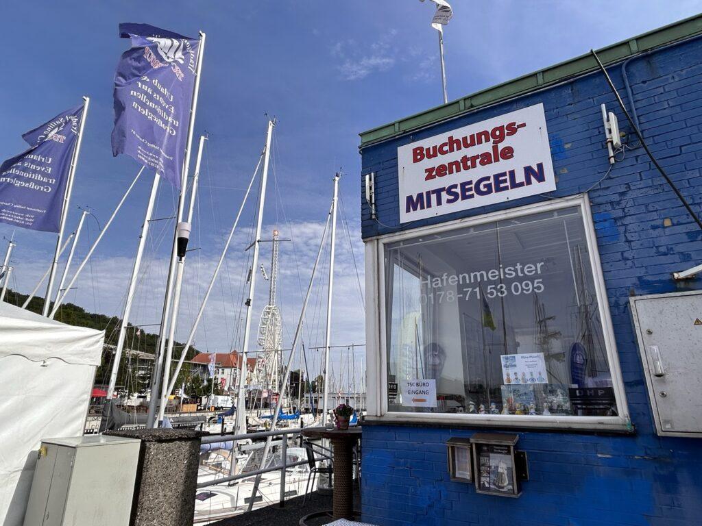 Informationen bei dem Hafenmeister während der Kieler Woche