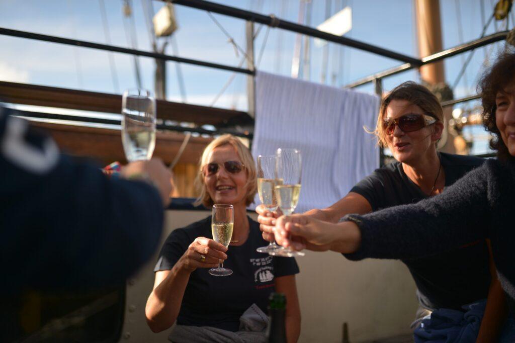 Gemeinsam Anstoßen mit Sekt beim Start eines Segeltörns