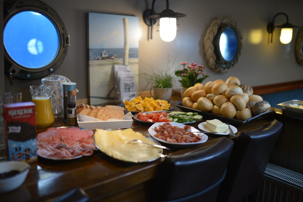 Frühstücksbuffet an Bord eines Traditionsseglers