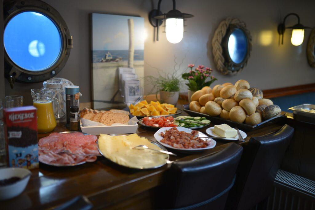 Frühstücksbuffet an Bord eines Traditionsseglers