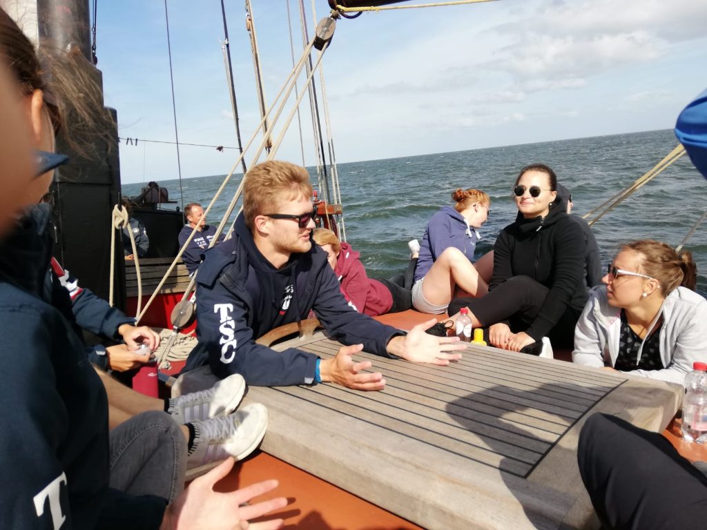 Gemeinsam im Team unterwegs auf einem Traditionssegler