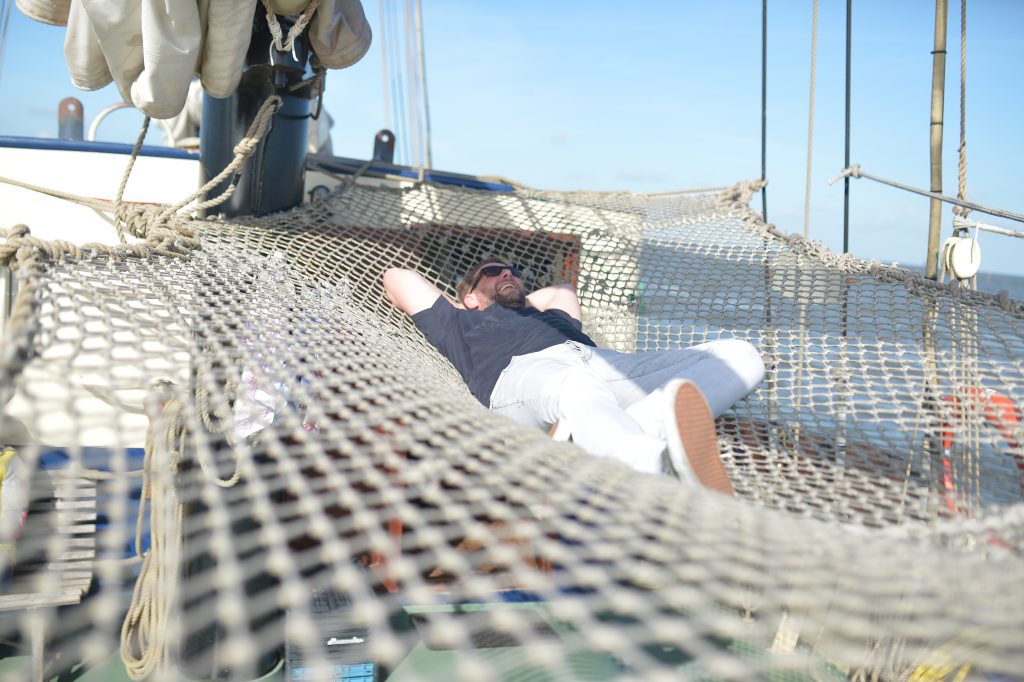 Relaxen auf einem Großsegler während des Segelns