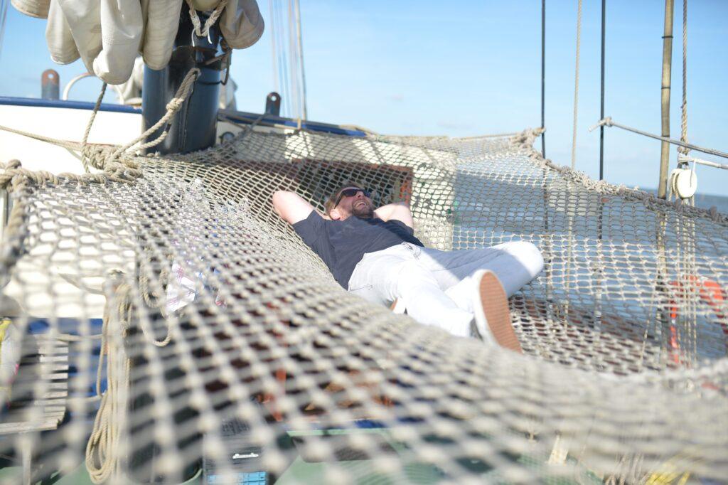 Relaxen auf einem Großsegler während des Segelns