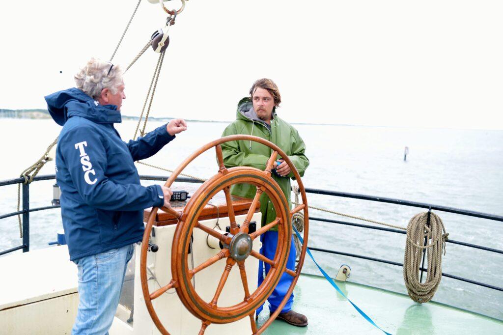 Auch die Gäste helfen fleißig mit - Steuern eines Schiffes von Traditional Sailing Charter