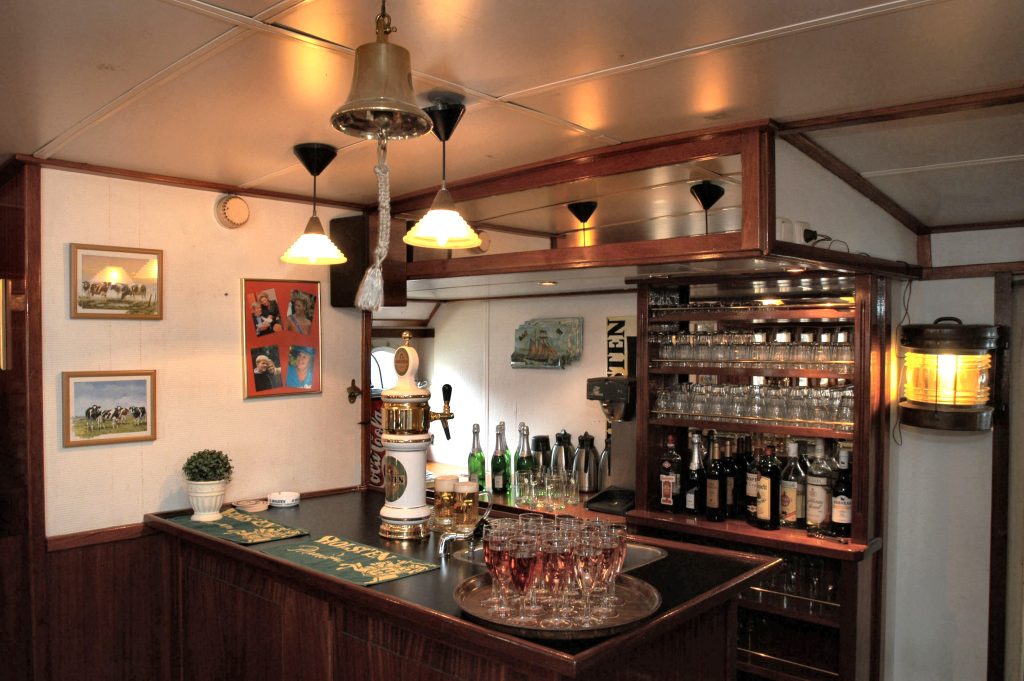 Die gemütliche Bar im Tagesraum der Hendrika Bartelds