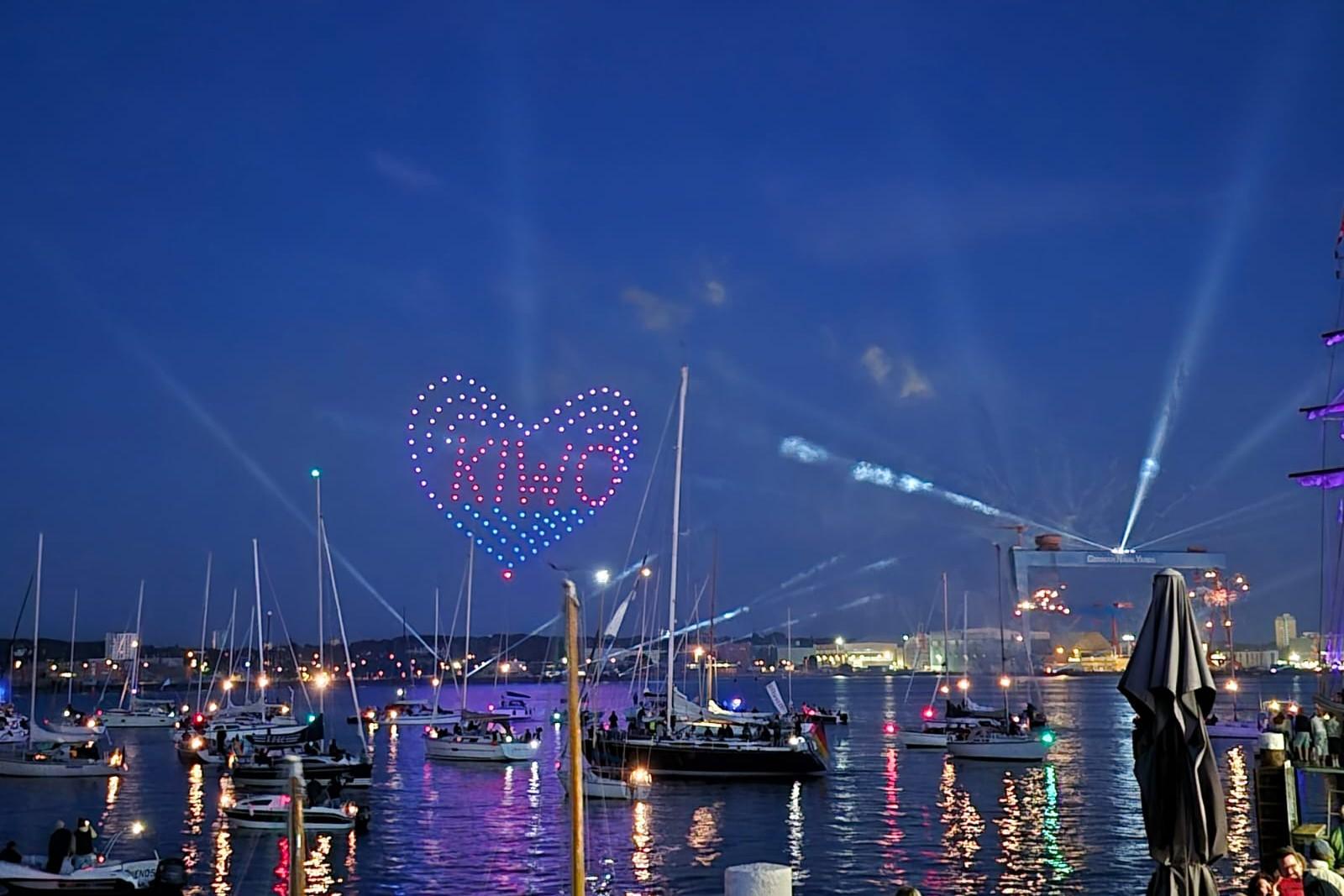 Feuerwerk bei der Kieler Woche von einem Segelschiff