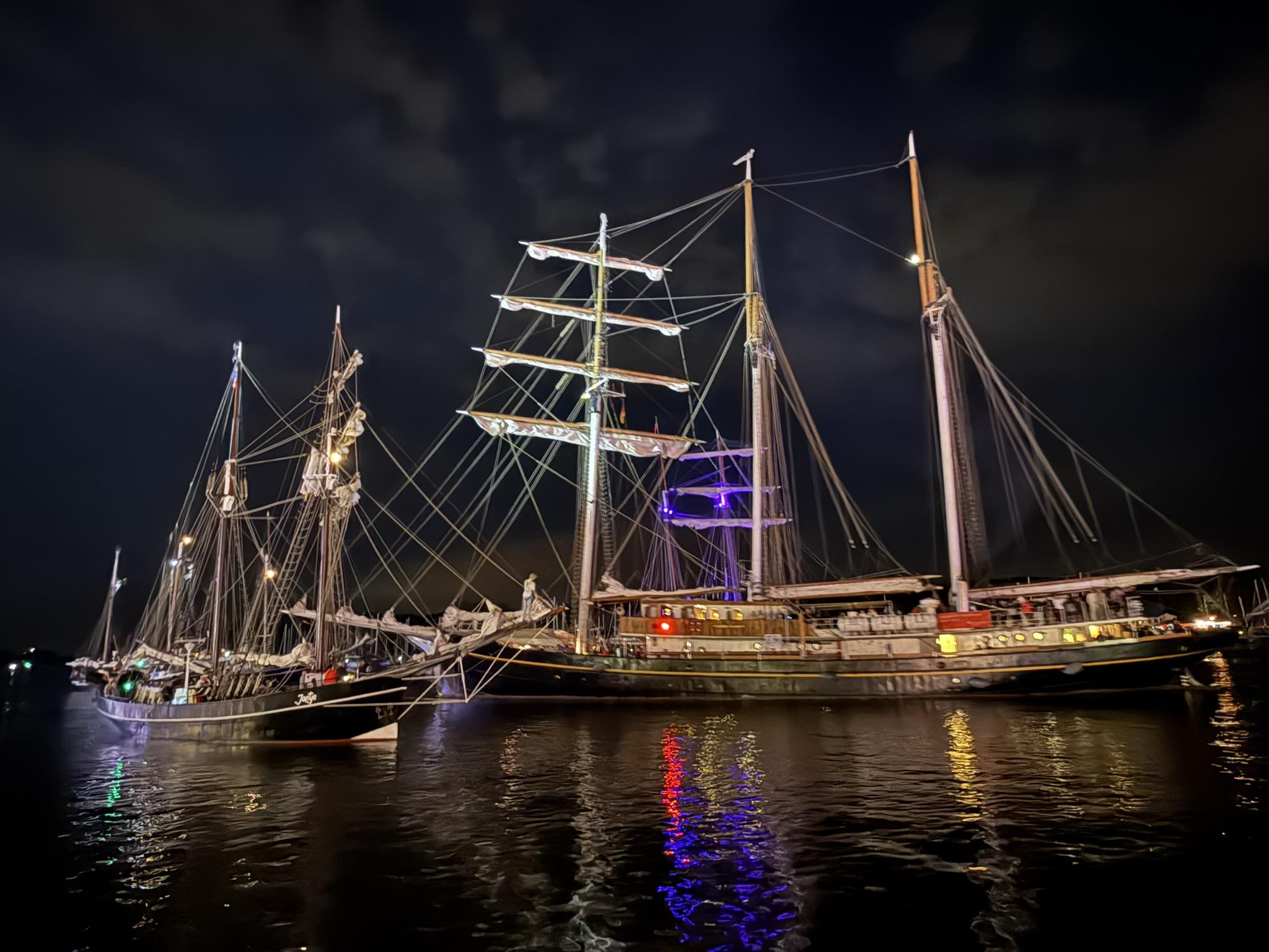 Segelschiffe bei der Hanse Sail 2025 bei Nacht